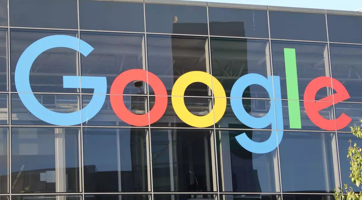 Logo-ul Google de la intrarea principală a sediului companiei-mamă Alphabet Inc.
