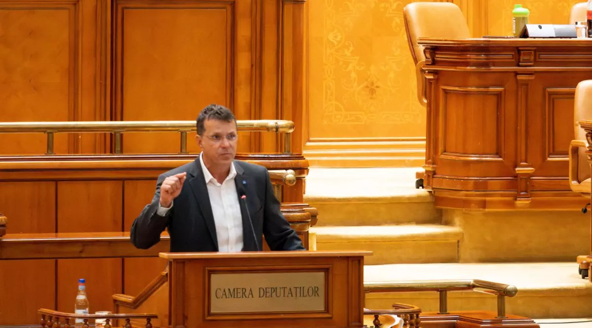 PSD și PNL, acuzate de USR că refuză urgentarea legii privind transparența cheltuielilor cu deplasările externe ale lui Iohannis