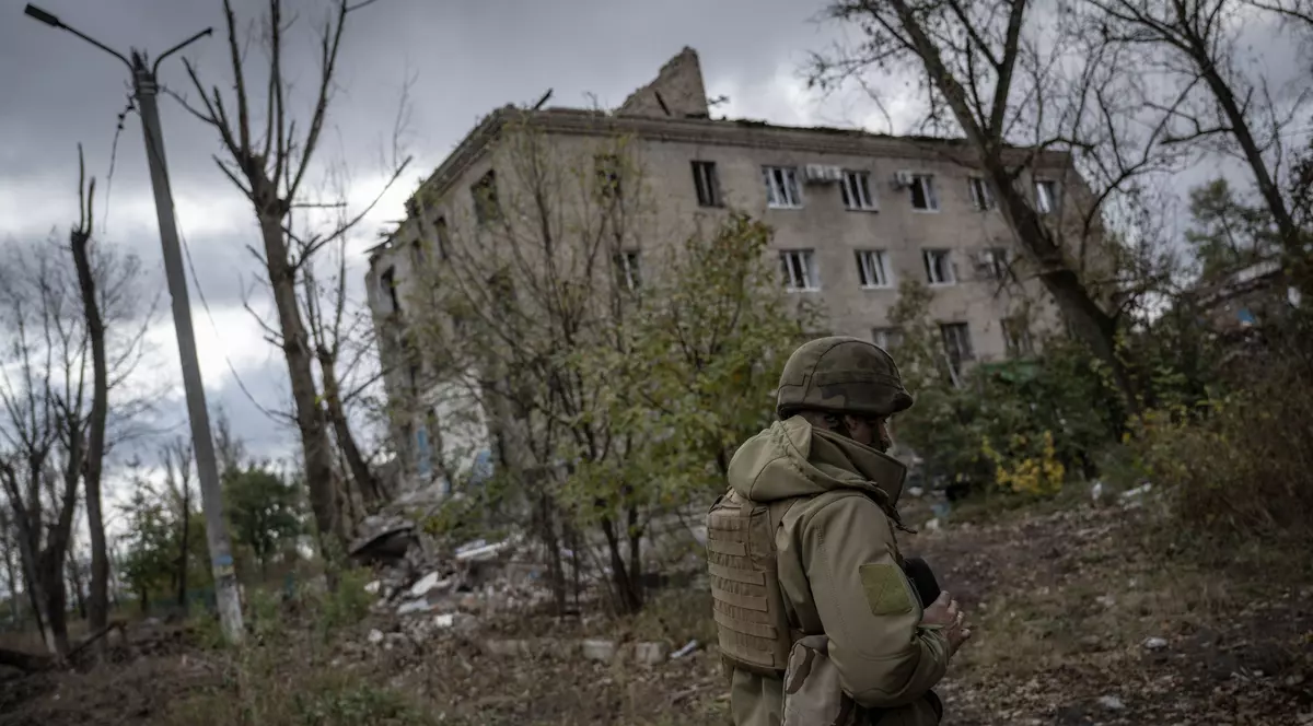 Război în Ucraina, ziua 625 | Forțele ruse încearcă în continuare să înconjoare orașul Avdiivka. Trei oameni au murit în urma atacurilor rusești