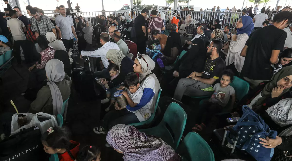 Haos la frontiera de la Rafah. Mii de oameni așteaptă să afle dacă sunt pe listele evacuaților, în timp ce familiile sunt separate pe baza cetățeniei