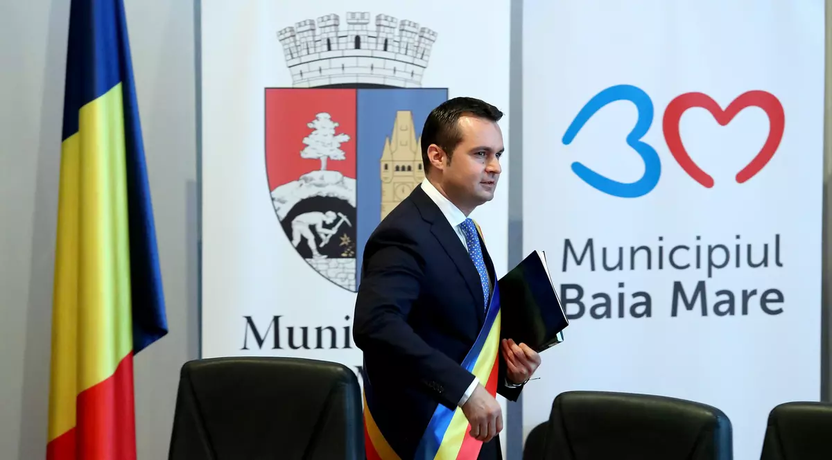 Primarul ales al municipiului Baia Mare, Catalin Chereches, depune juramantul dupa ce a fost adus din Penitenciarul Gherlal, luni, 18 iulie 2016. Inquam Photos / Mircea Rosca