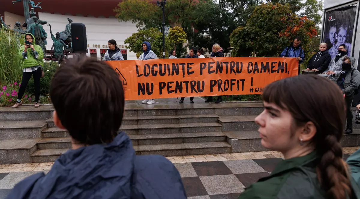 Protestul oamenilor care luptă pentru dreptul de a avea un acoperiș deasupra capului: „În ziua de azi, locuințele reprezintă doar un interes economic pentru mafia imobiliară”