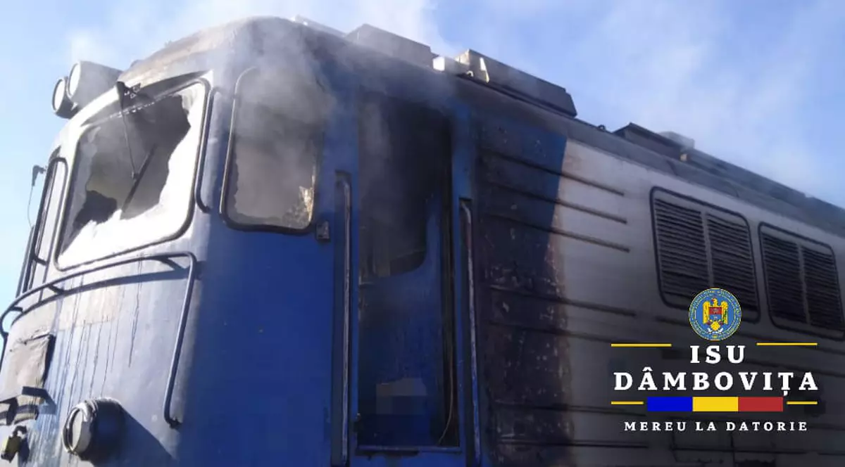Locomotiva unui tren de călători a luat foc în Dâmbovița. Mesajul CFR