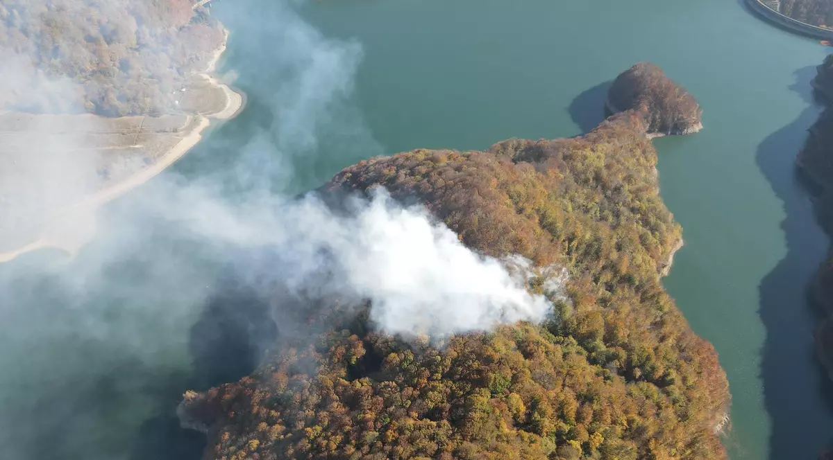 Intervenție cu 20 de pompieri la Barajul Paltinu, după un incendiu de pădure izbucnit în urmă cu o zi