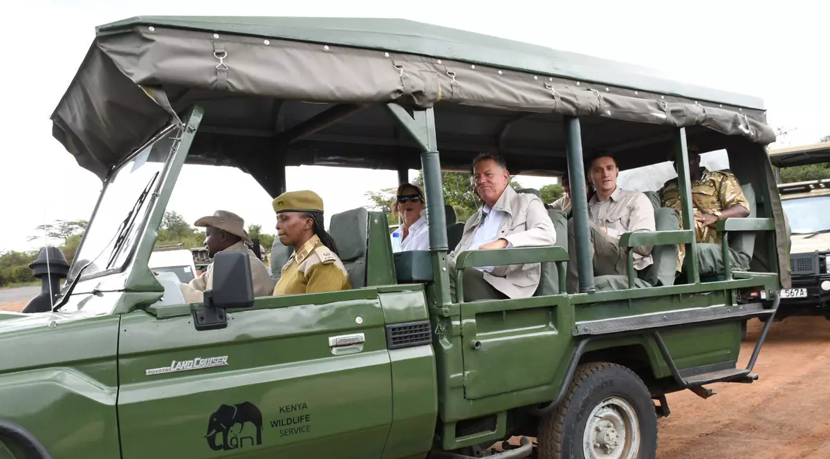 Safari în vreme de război: imagini din Kenya cu președintele Klaus Iohannis și soția sa, în vizită în Parcul Național Nairobi
