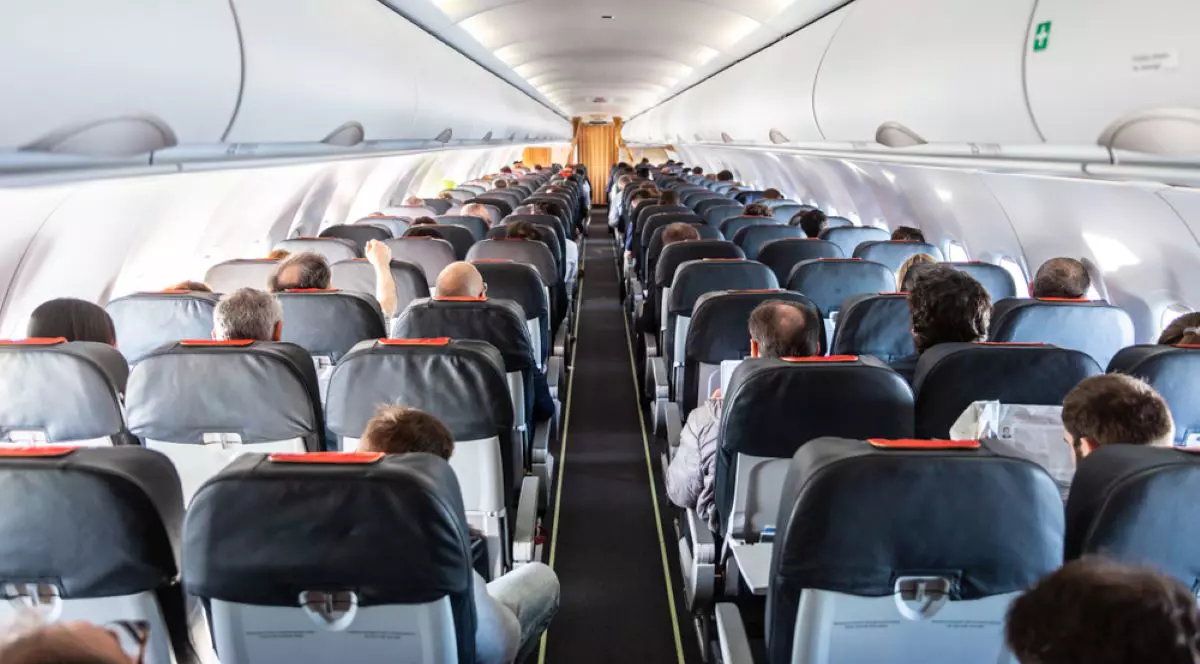 Care sunt locurile considerate a fi cele mai sigure dintr-un avion