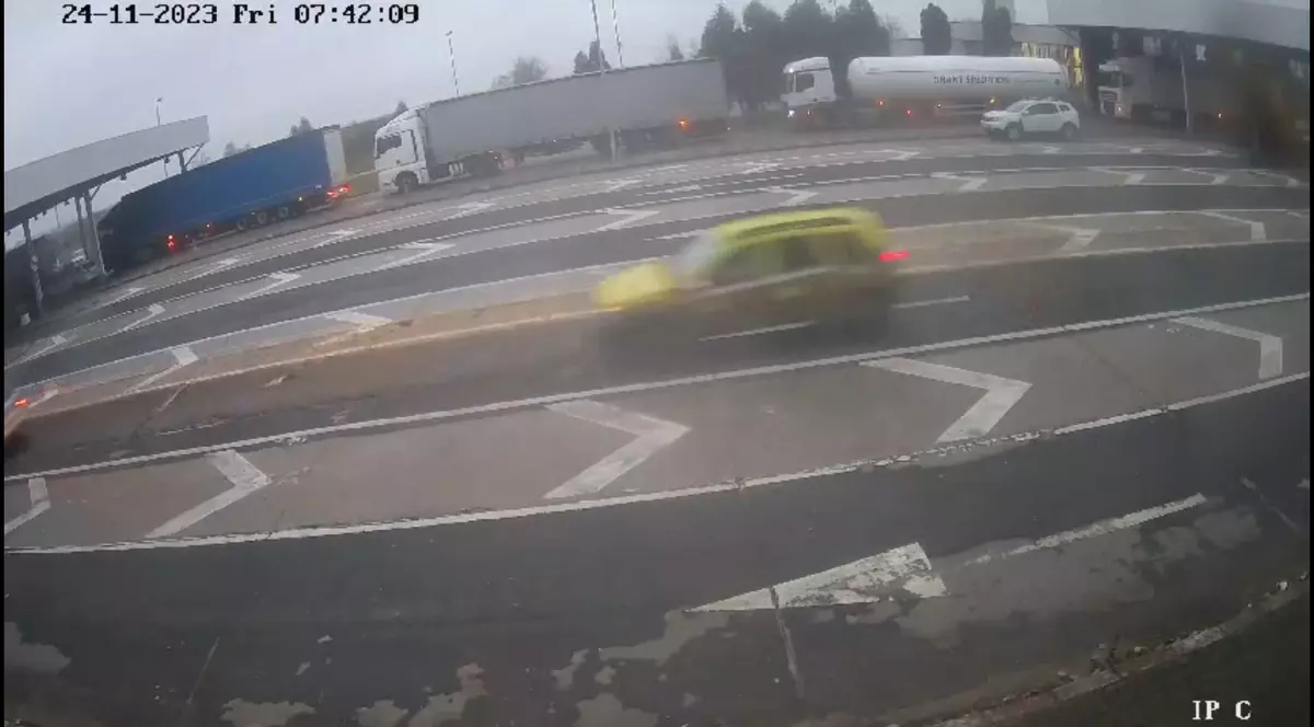 VIDEO. Momentul în care mașina în care se afla Cătălin Cherecheș iese din România prin Vama Petea. S-a folosit de buletinul unei rude