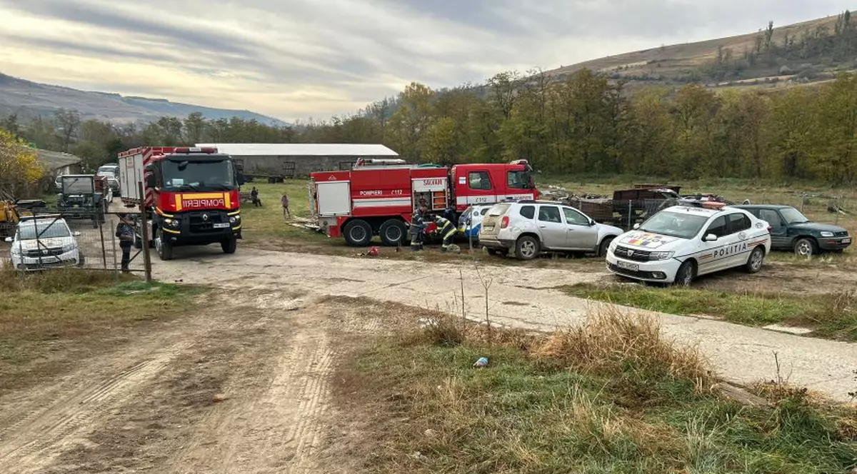 Trei oameni au murit striviți după ce planșeul unei ferme din județul Bacău s-a prăbușit peste ei