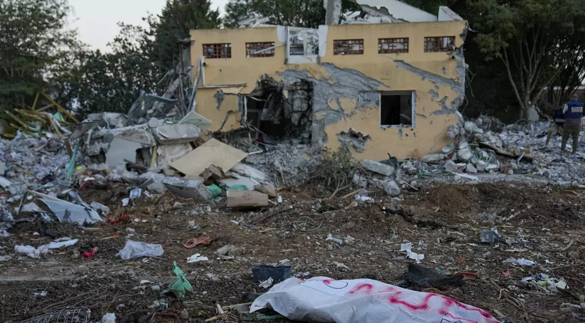 „După ore de luptă, m-am prefăcut că sunt mort”. Mărturia unui supraviețuitor al masacrului Hamas din kibbutzul Be'eri: soldații israelieni au stat și au așteptat întăriri