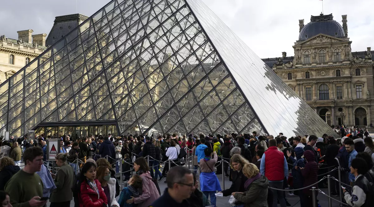 Spargerea unei țevi de apă ține închise mai multe săli ale Muzeului Luvru, de aproape două săptămâni