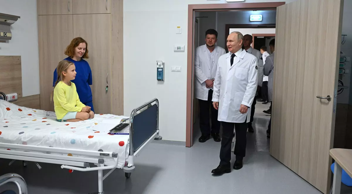 Vladimir Putin le îndeamnă pe rusoaice să facă „opt sau chiar mai mulți copii”, pe fondul „problemelor demografice catastrofale” ale țării