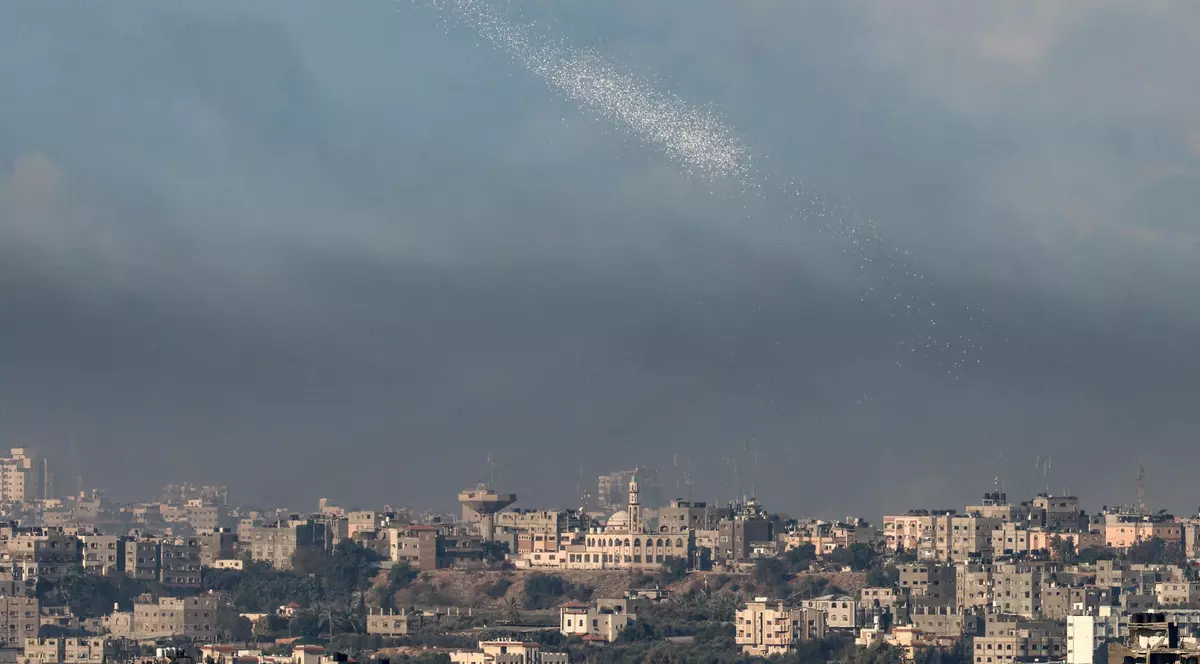 Ce scrie pe pliantele în care armata israeliană le cere locuitorilor din Fâșia Gaza să se autoevacueze. FOTO