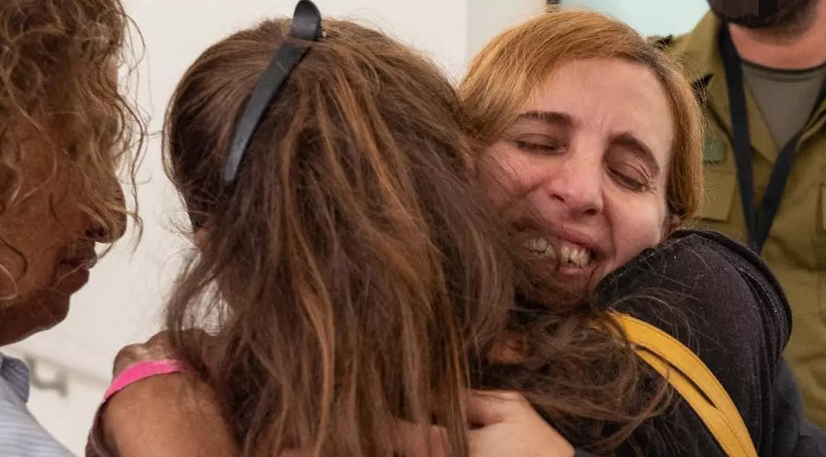 Momentul emoționant în care Danielle Aloni, femeia cu origini românești, și fiica ei de 5 ani ajung acasă, după eliberare. Cum le-au întâmpinat oamenii | VIDEO