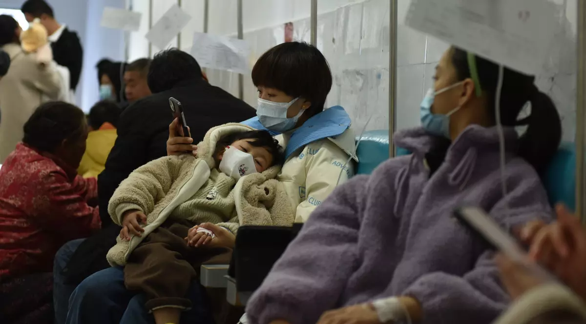 Secțiile de pediatrie din China, pline de copii cu infecții respiratorii. Autoritățile îndeamnă la calm