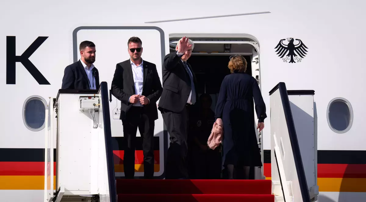 Președintele Germaniei, lăsat să aștepte 30 de minute la ușa avionului în Qatar | VIDEO