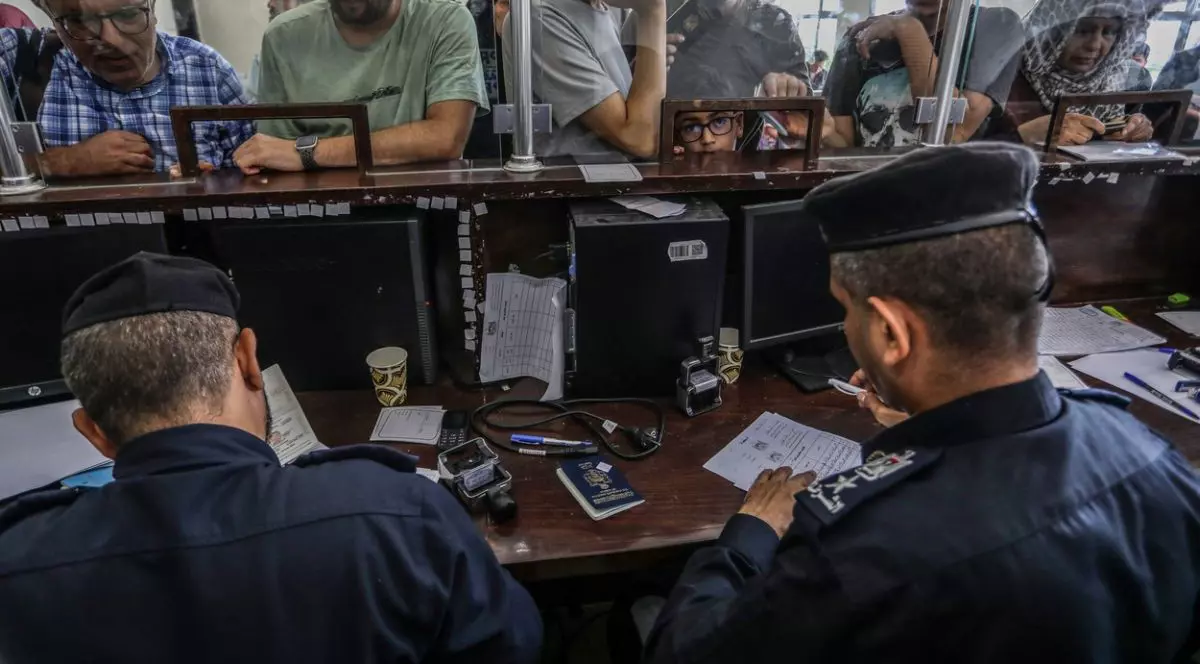 Punctul de trecere Rafah, deschis pentru a treia zi, pentru evacuări limitate. Niciun român pe lista ieșirilor permise