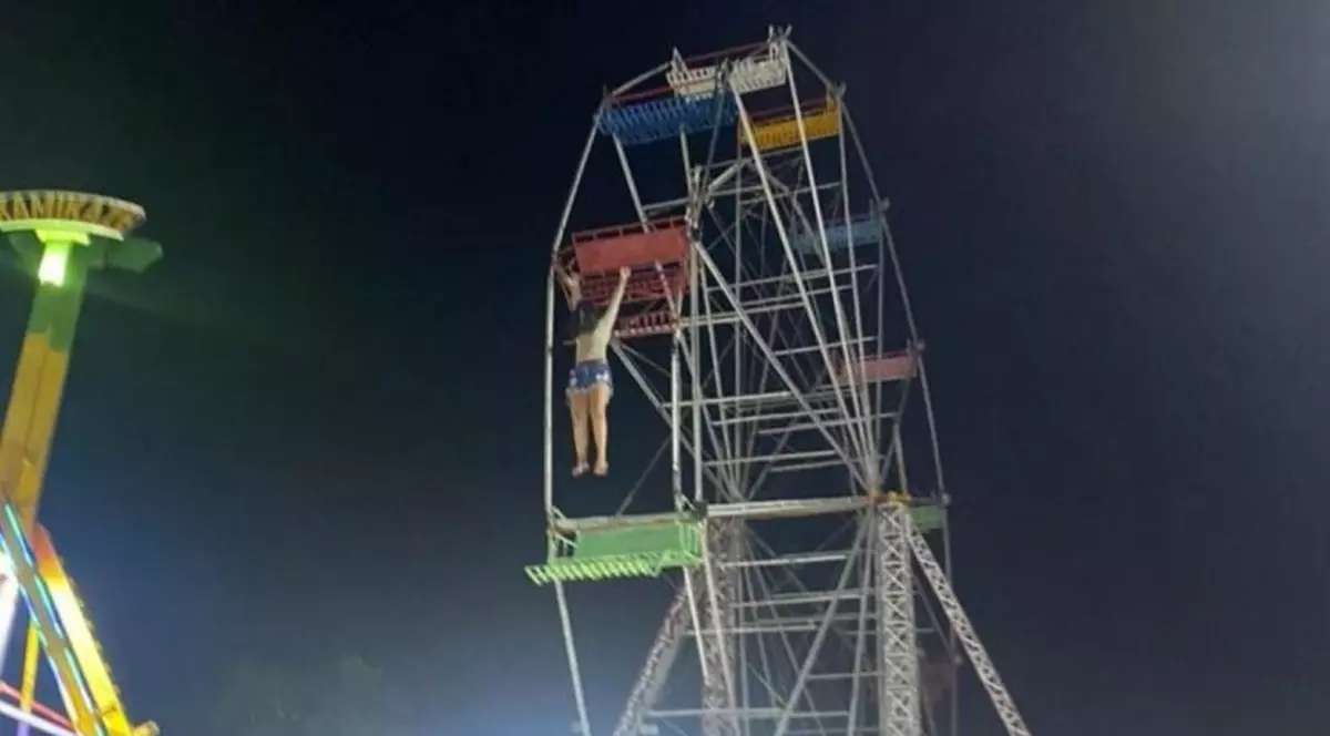 Două fetițe au fost rănite, după ce roata în care se dădeau s-a oprit, scaunele s-au răsturnat, iar ele au căzut, în Brazilia | VIDEO