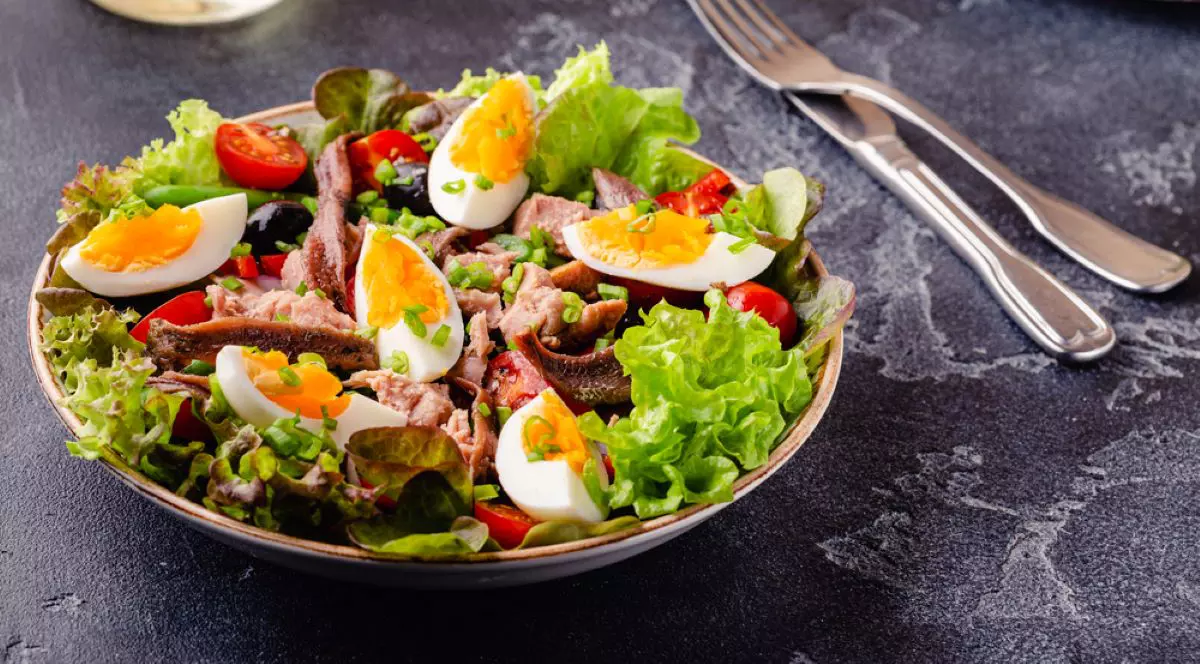 Salată Nicoise - rețete. Cum se prepară și de unde provine rețeta