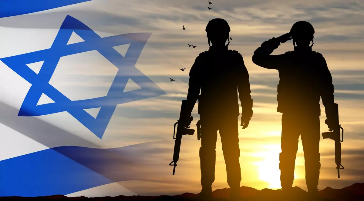 Ce înseamnă serviciul militar obligatoriu în Israel - Imagine în contralumină cu doi soldaţi alături de steagul Israelului,