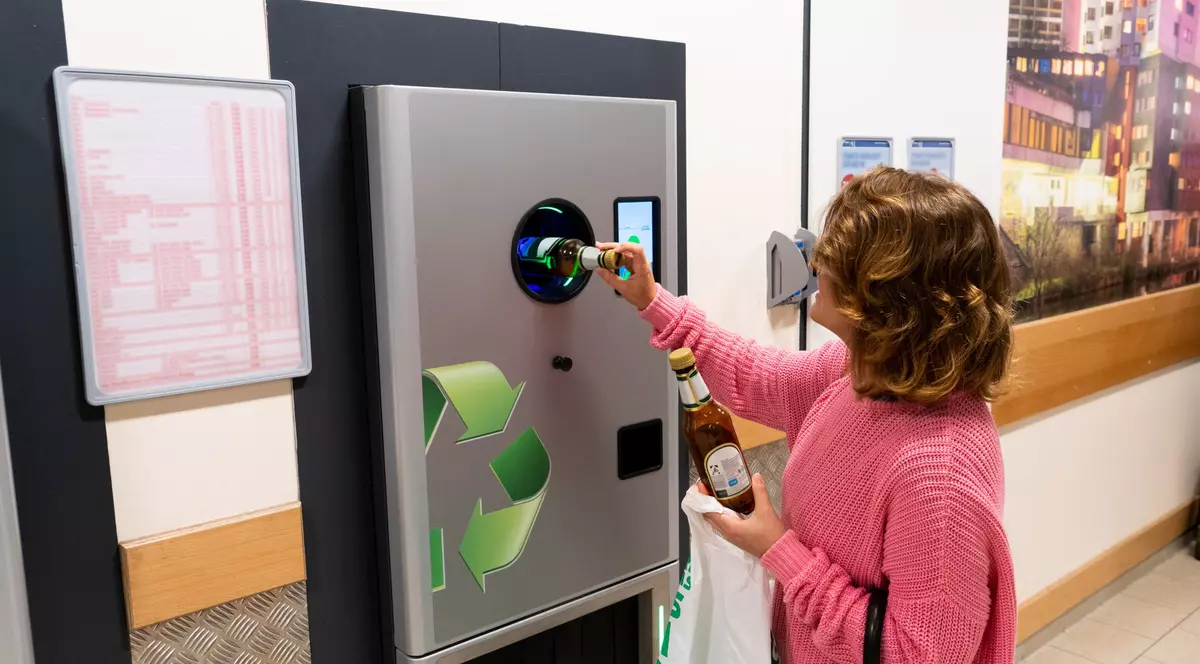 Taxa pe sticlă, în linie dreaptă. Micile magazine nu sunt pregătite, dar marile lanțuri spun că sunt gata să preia PET-urile și sticlele pentru reciclare. Ce trebuie să știe clienții