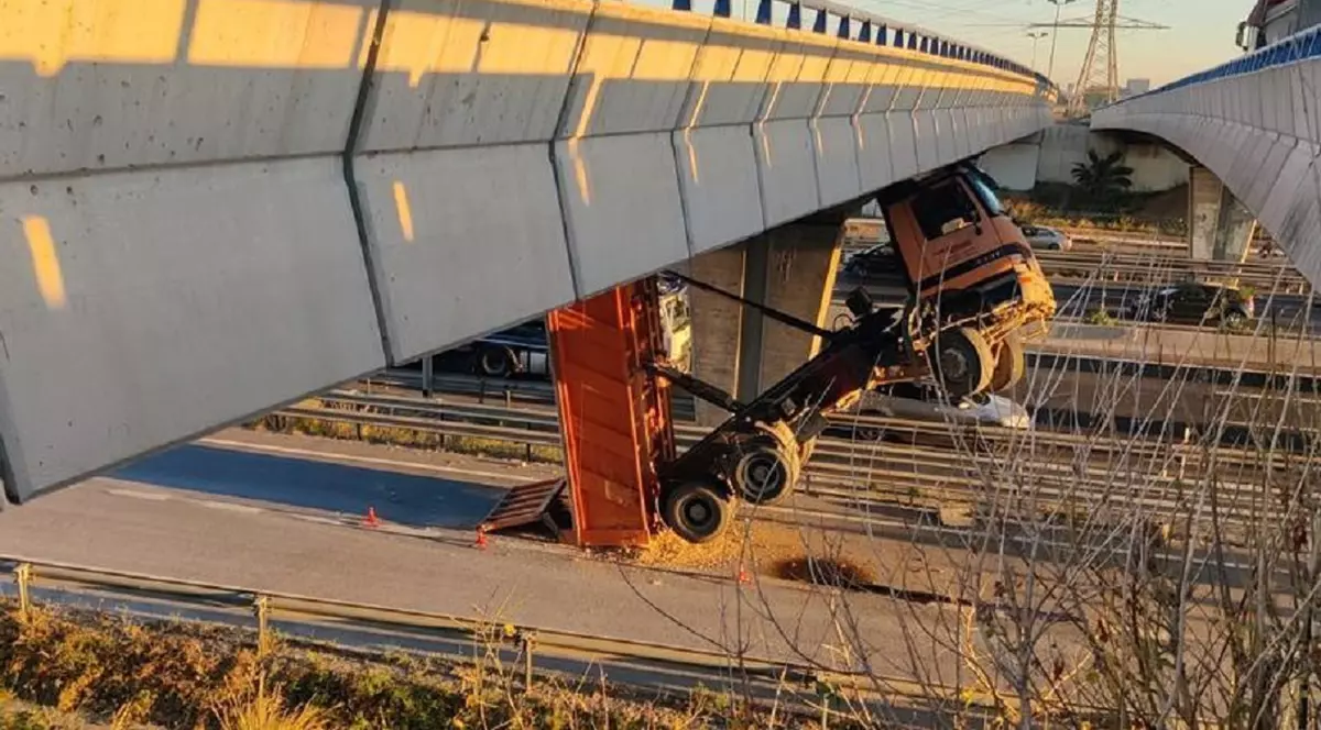 Șofer de basculantă, rămas suspendat în cabină, la 8 metri înălțime, sub un pod de lângă o autostradă din Spania