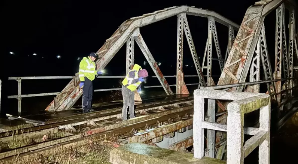 Un bărbat din Botoşani a murit după ce a fost lovit de trenul Iaşi - Dorohoi. Conductorul trenului: „Era întins de-a latul şinei”