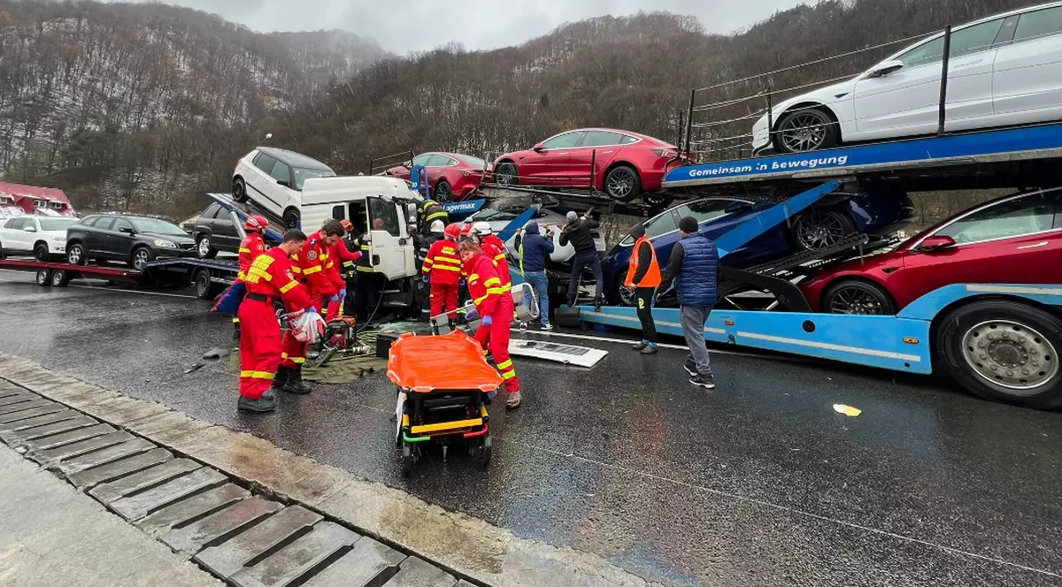 Două platforme auto s-au ciocnit pe Valea Oltului. Una dintre ele transporta maşini Tesla