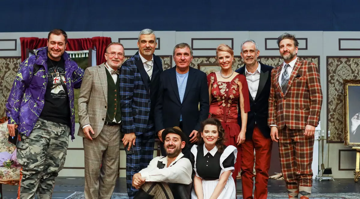 Cu ochii în lacrimi, Kira Hagi și-a îmbrățișat tatăl, la finalul premierei piesei de teatru „Sistemul Perfect”