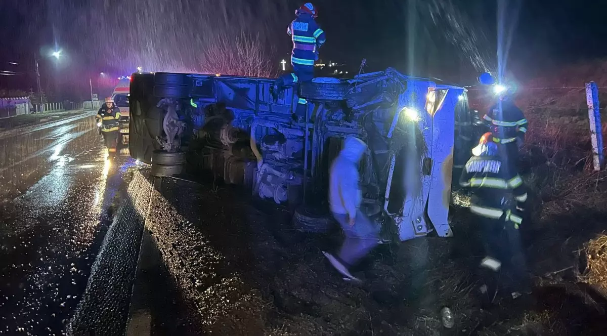 Un miniautocar cu șapte pasageri s-a răsturnat pe un drum din Suceava. Doi oameni, dintre care un copil, au ajuns la spital