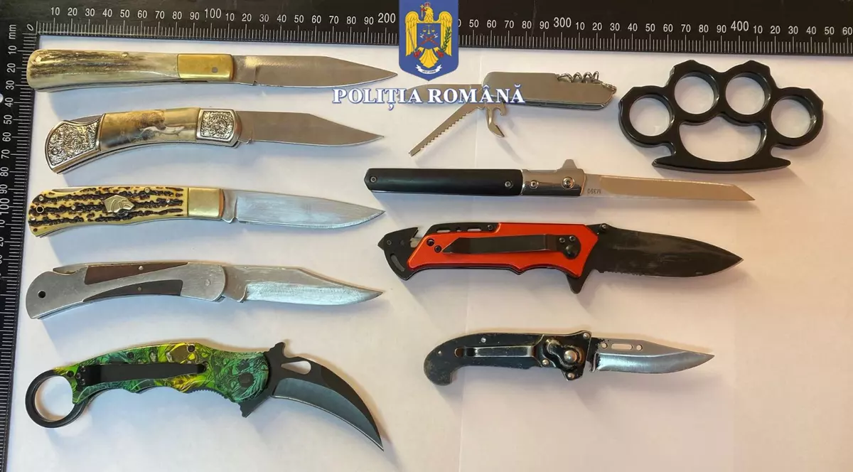 Un pumnal metalic de tip box și nouă bricege au fost găsite de polițiști asupra elevilor din două licee din Miercurea Ciuc
