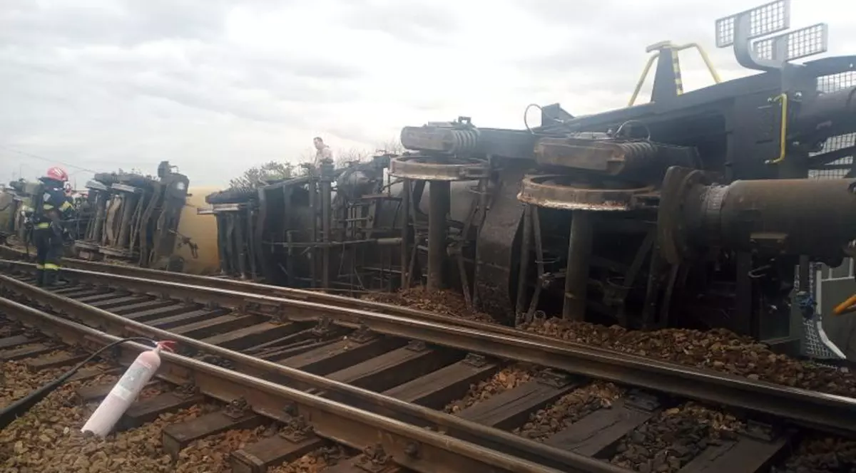 Două vagoane cu motorină au deraiat și alte două s-au răsturnat în Arad. Traficul feroviar, restricționat în zonă