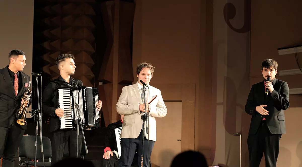 REPORTAJ. „Parcă nu respira nimeni”. Povestea tinerilor lăutari care au strălucit pe o scenă dedicată muzicii clasice