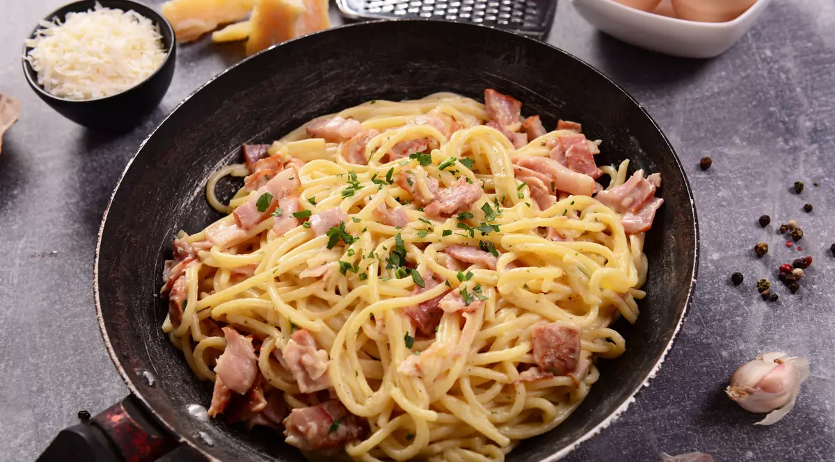 Război în farfuriile italienilor. Pastele carbonara se gătesc greșit de 70 de ani, conform unui chef care a renunțat la ingredientele tradiționale | VIDEO
