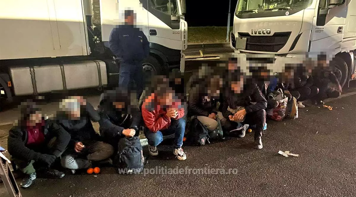 Aproape 60 de migranți, prinși de polițiștii de frontieră încercând să treacă ilegal în Ungaria ascunși în două TIR-uri
