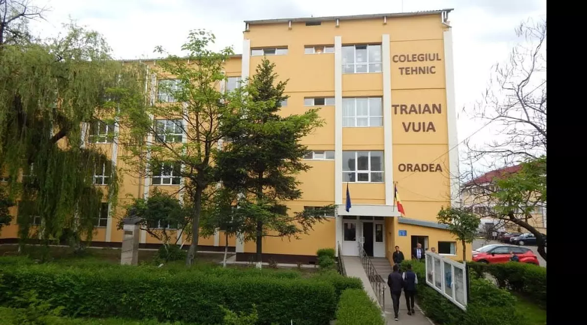 Prietenul elevei din Oradea care și-a înjunghiat pedagogul a fost reținut de procurori. A fost fotografiat în liceu cu un cuțit în mână