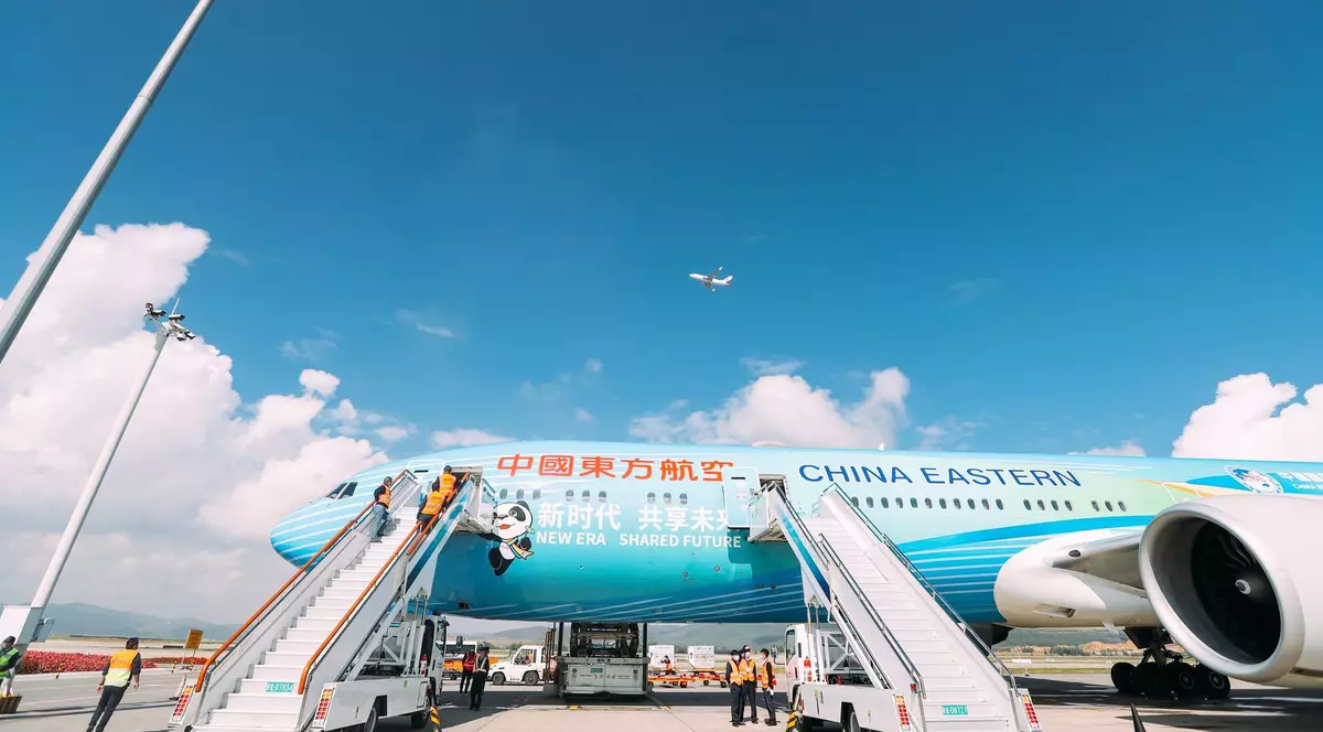 Pasageri îngroziți, într-un Airbus A330 al unei companii chineze, după ce motorul s-a defectat la o altitudine de 10 kilometri | VIDEO