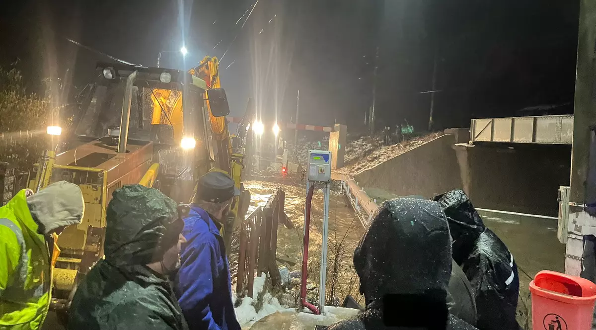 Gospodării izolate și drumuri inundate, în Bistriţa-Năsăud, după ce râurile au ieșit din matcă