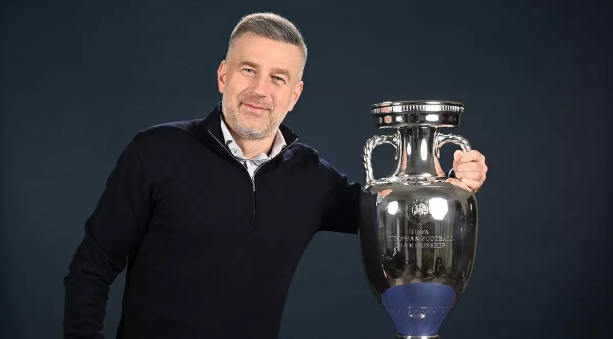Edi Iordănescu a pus mâna pe trofeu, la ședința foto UEFA, de la tragerea la sorți a grupelor Euro 2024