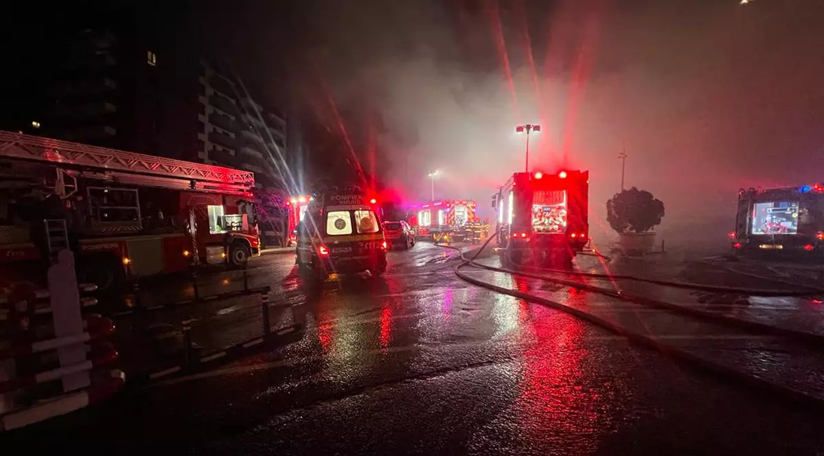 Incendiu puternic în curtea unui mall din Cluj. Clienții unui supermarket au fost evacuați | VIDEO
