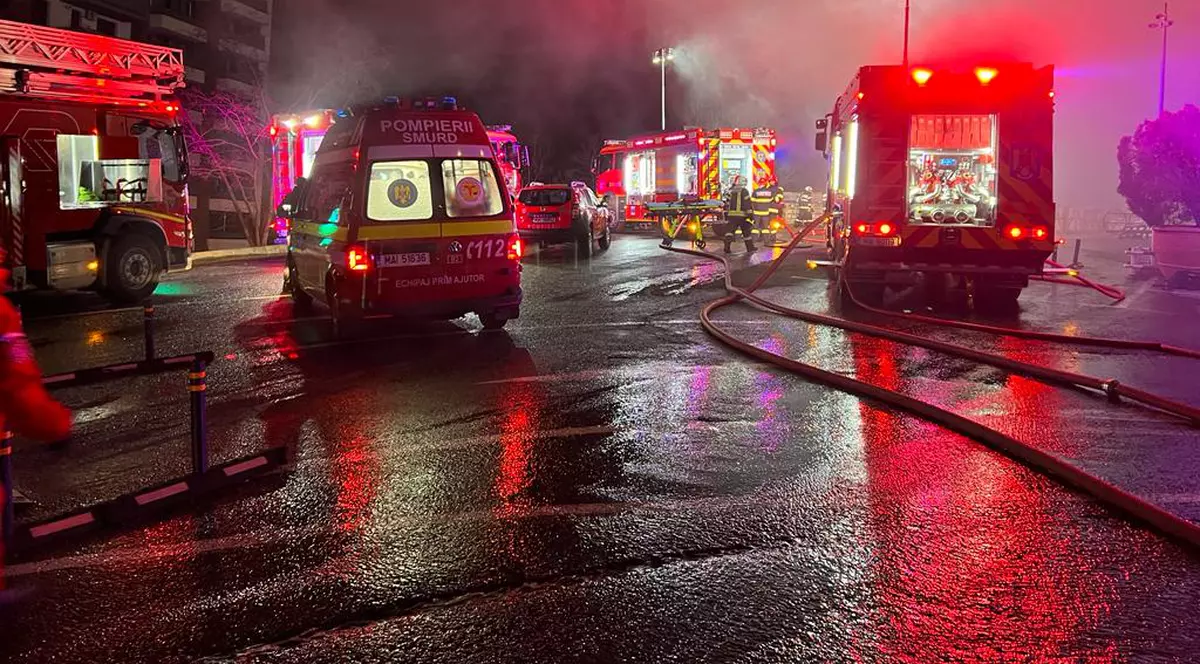 Incendiul de la Iulius Mall Cluj-Napoca a fost provocat. Trei tineri sunt suspectaţi că au aruncat „un obiect pirotehnic de mici dimensiuni”