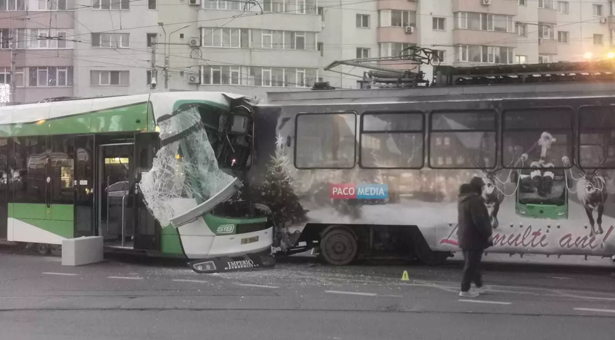 Două tramvaie s-au ciocnit violent în București. Trei persoane au fost transportate la spital