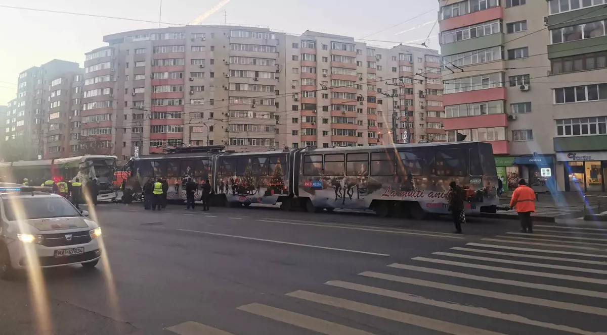 IMPACT DUR. Momentul în care cele două tramvaie s-au ciocnit frontal, în București. Cauza accidentului - VIDEO
