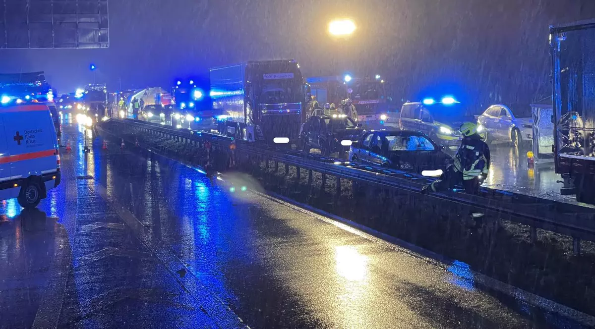 Un mort și mai mulți răniți, după un accident în lanț pe o autostradă din Germania, în care au fost implicate 15 mașini și un camion