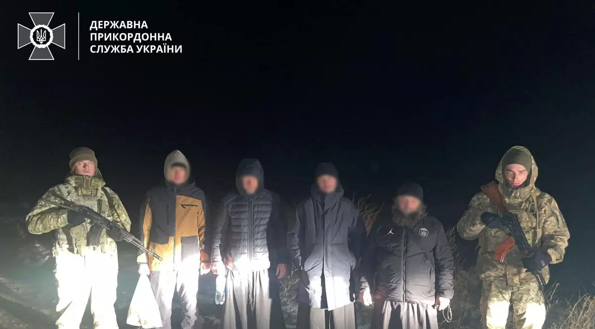 Patru bărbați deghizați în preoți au fost reținuți în Ucraina, după ce au fost plimbați cu barca pe un lac și li s-a spus că au ajuns în Republica Moldova