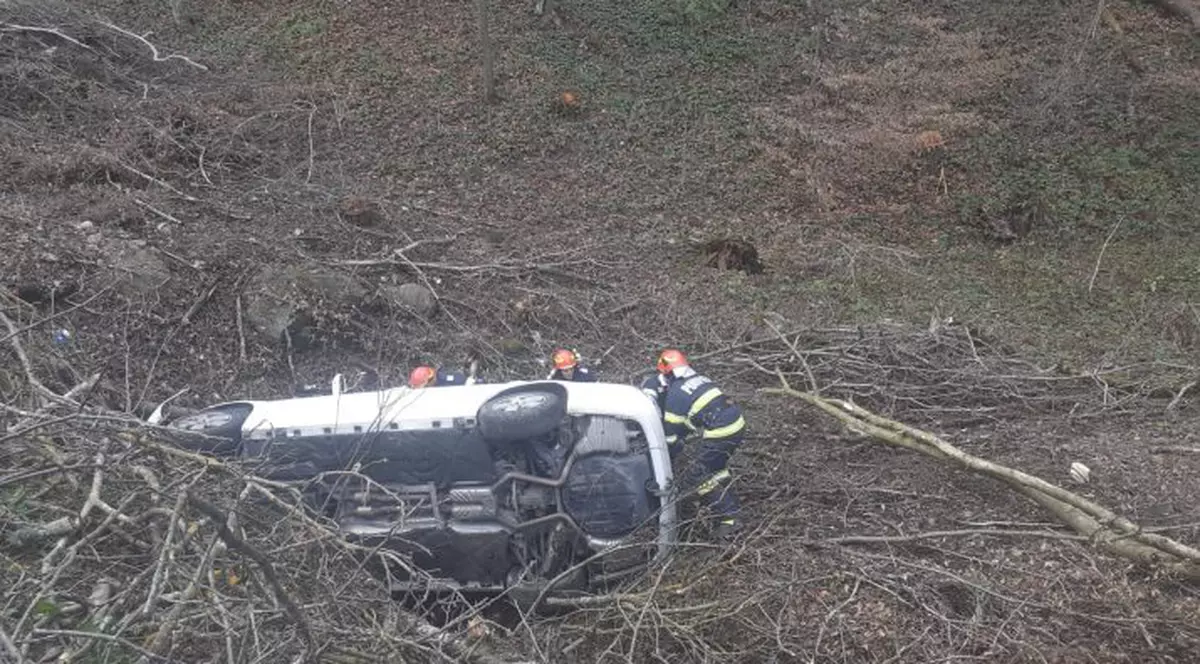 Patru oameni au căzut cu mașina în prăpastie, pe Valea Oltului, după ce șoferul a lovit un cap de pod. VIDEO