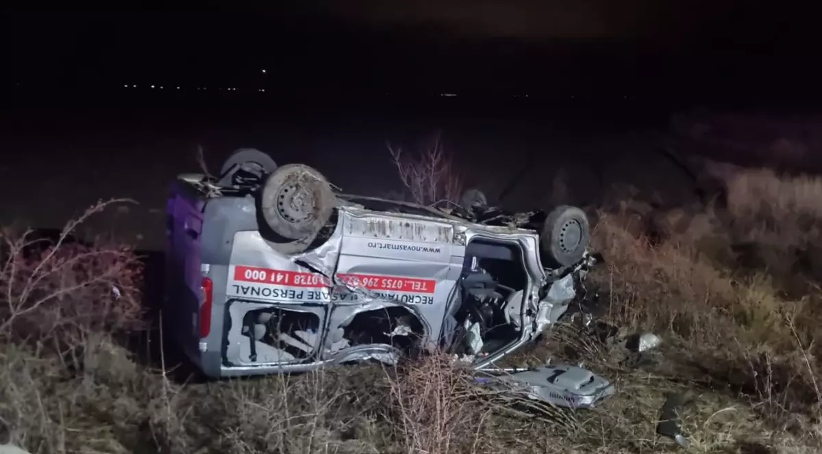 Un microbuz cu 8 pasageri s-a răsturnat în județul Dâmbovița. O persoană a murit, șapte au fost rănite