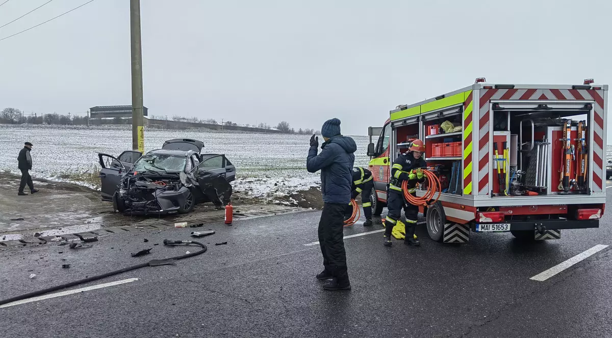 Un mort și patru răniți după ce un microbuz și o mașină s-au ciocnit în Războieni, județul Iași