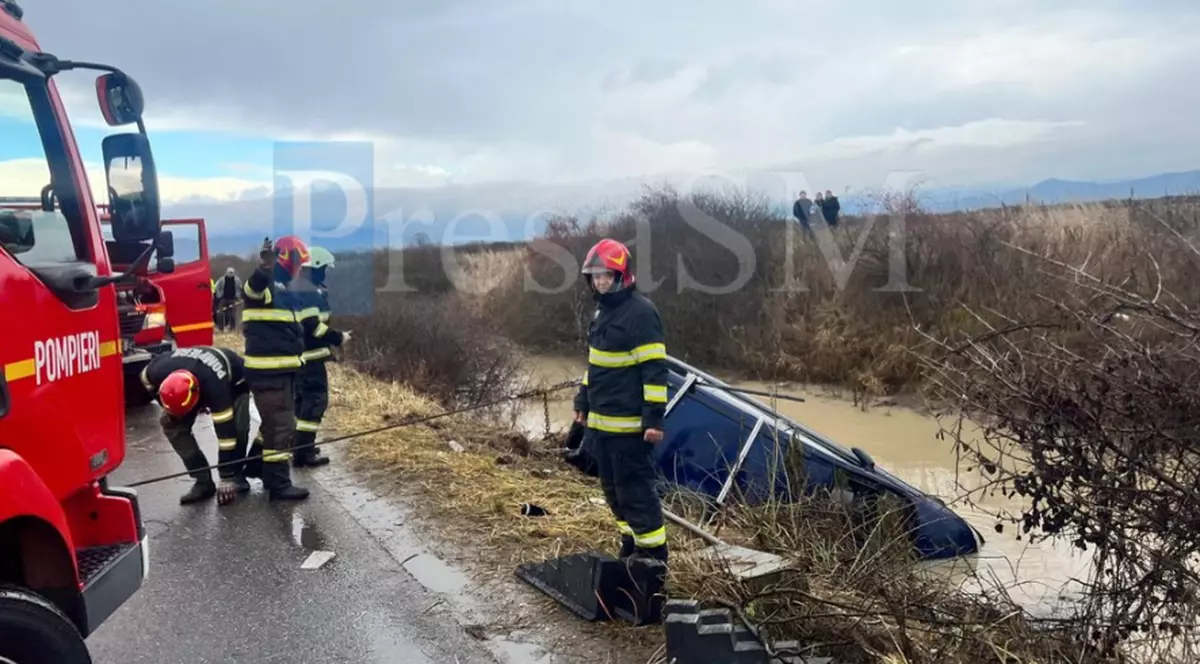 Un băiat de 13 ani, mama și bunica lui s-au înecat în Satu Mare, după ce mașina lor a derapat și a ajuns într-un șanț. O fată de 17 ani, singura supraviețuitoare