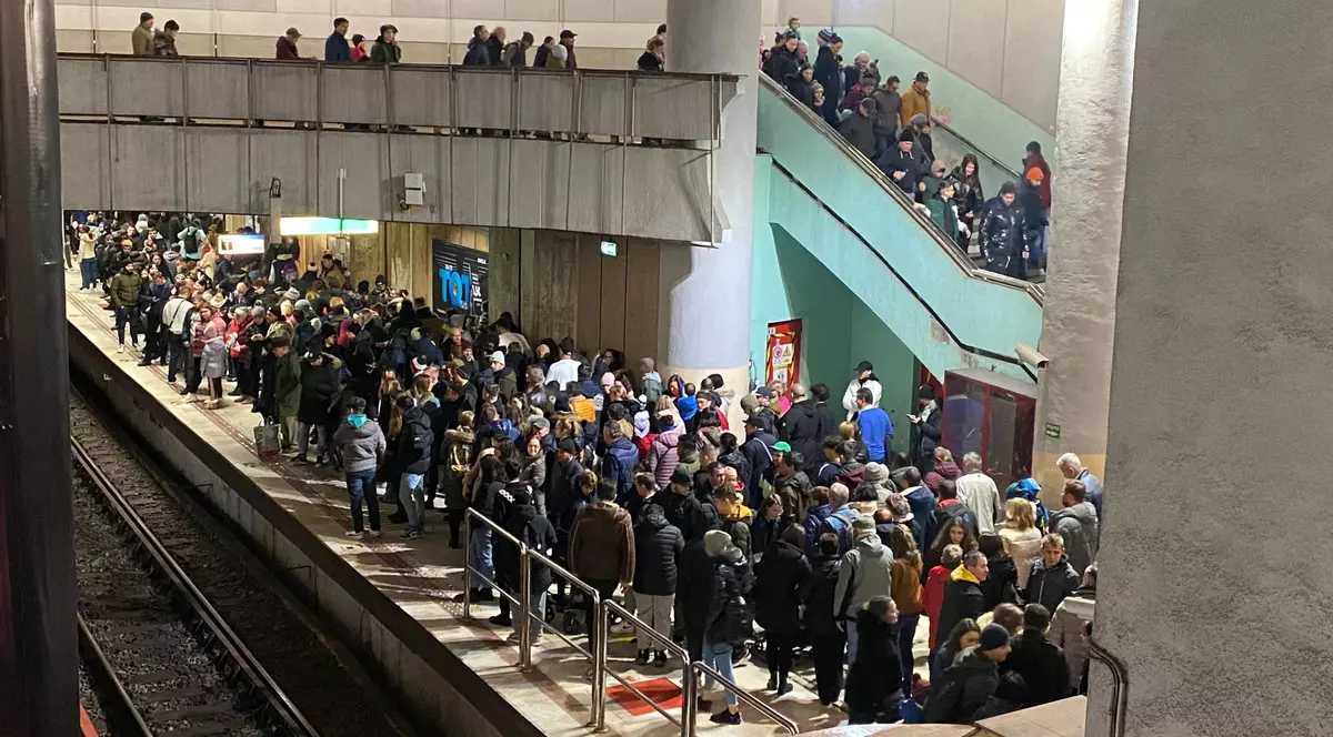 IMAGINEA DIMINEȚII de 1 Decembrie, înainte să înceapă parada de la Arcul de Triumf: Puhoi de lume la metrou