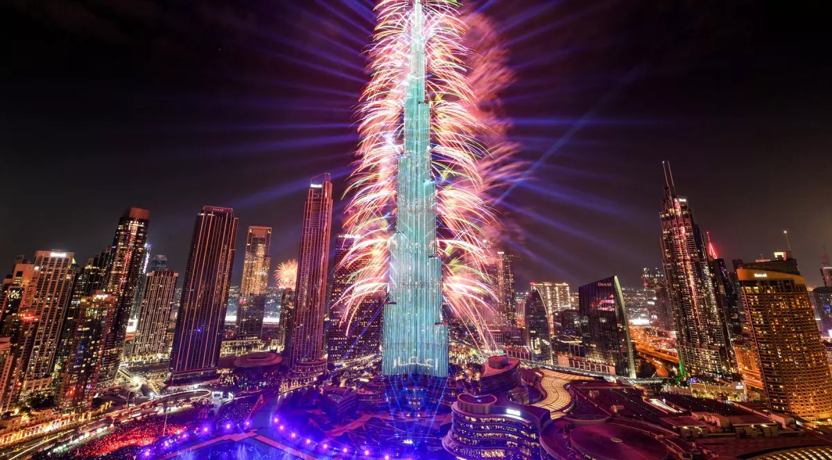 Focuri de artificii luminează cerul lângă emblematicul zgârie-nori Burj Khalifa, cea mai înaltă clădire din lume, în Dubai, la miezul nopții, în ajunul Anului Nou, pe 1 ianuarie 2024. Foto: Profimedia